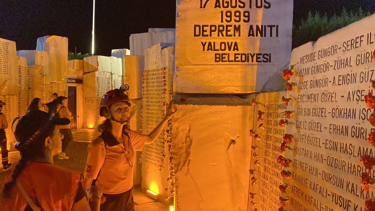 GUMUT2's tweet photo. Çeyrek asır oldu, hala alınmış önlemler yok. Bilimle kavga etmeye devam ediyorlar. 25 yılda bir şehir değişir, bir ülke yeniden yaratılırdı. #17AgustosDepremi https://t.co/HMPLiO5cNL