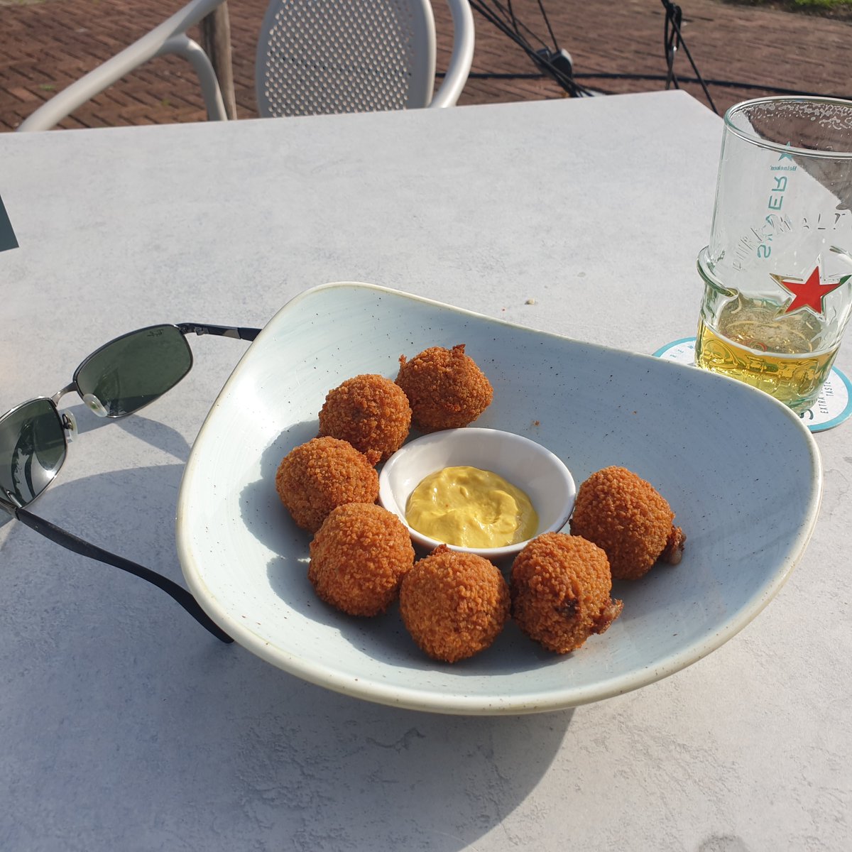 KSBenelux's tweet photo. Boekt een #strandhotel. #klusjesman
Na Wijk aan Zee vorig jaar is nu Hellevoetsluis een prettige basis. Moet ik weer naar de plaatselijke Griek Limani of misschien toch Italiaan Fortezza?
Of eindelijk afvallen met een voorgerecht en een wandeling? #levensvragen https://t.co/aZHsiAwNp8