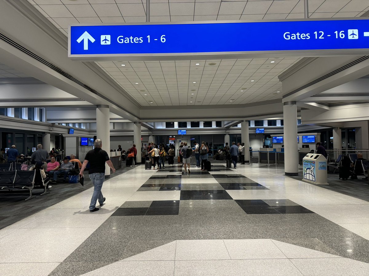 TravRobertson's tweet image. .@iFlyCAE Next stop Chicago! Our local Columbia airport was easy to get through as I make my way to the Democratic National Convention this morning. Good to see it bustling! Great job to the staff and commissioners. #flylocal