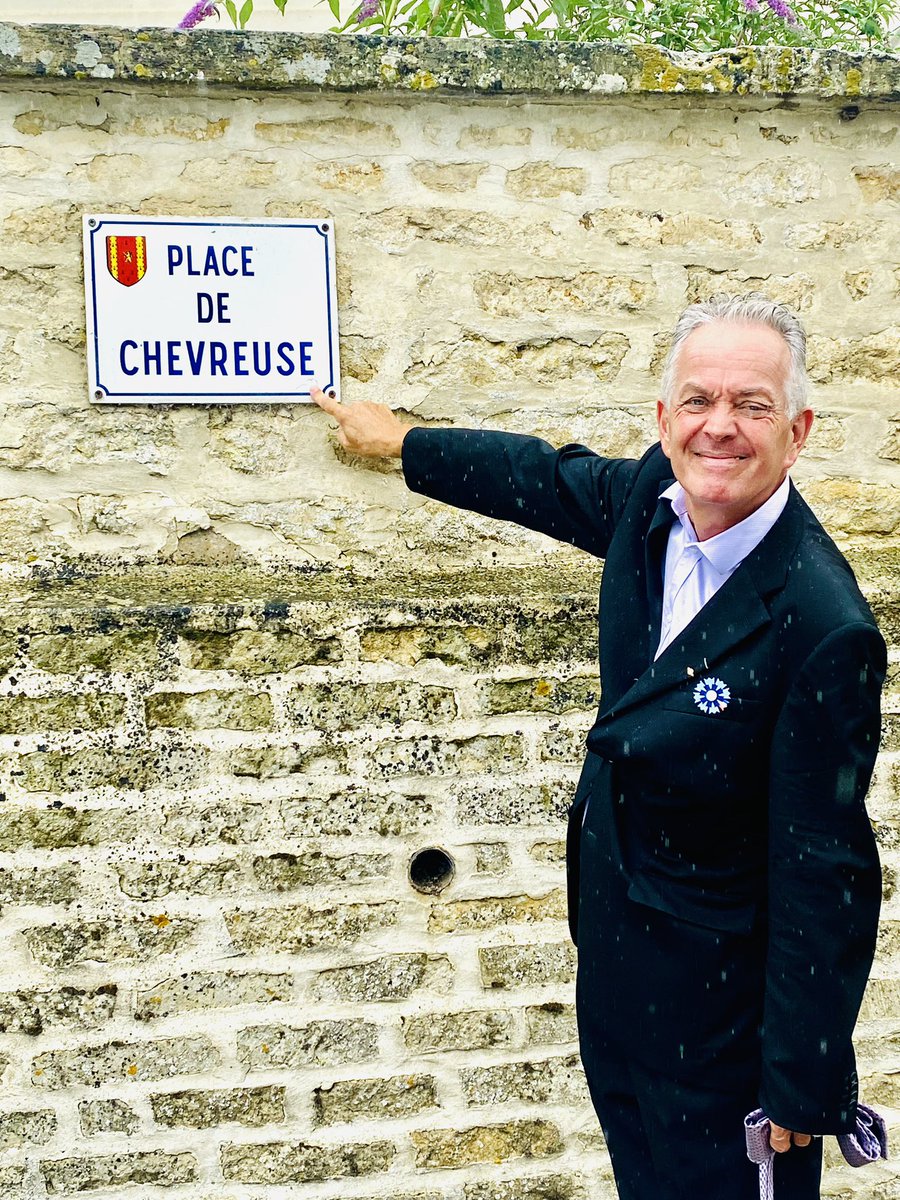bgarlej's tweet photo. .@78460chevreuse Belle cérémonie pour le  80e anniv.  de la libération à Tournay sur Dives. Les chevrotins avaient fait preuve d’une belle fraternité en envoyant des colis aux enfants meurtris par cette guerre. Témoin cette écharpe conservée par un habitant et la Place Chevreuse! https://t.co/Z8vmOmFVRT