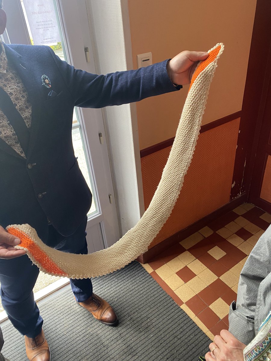 bgarlej's tweet photo. .@78460chevreuse Belle cérémonie pour le  80e anniv.  de la libération à Tournay sur Dives. Les chevrotins avaient fait preuve d’une belle fraternité en envoyant des colis aux enfants meurtris par cette guerre. Témoin cette écharpe conservée par un habitant et la Place Chevreuse! https://t.co/Z8vmOmFVRT