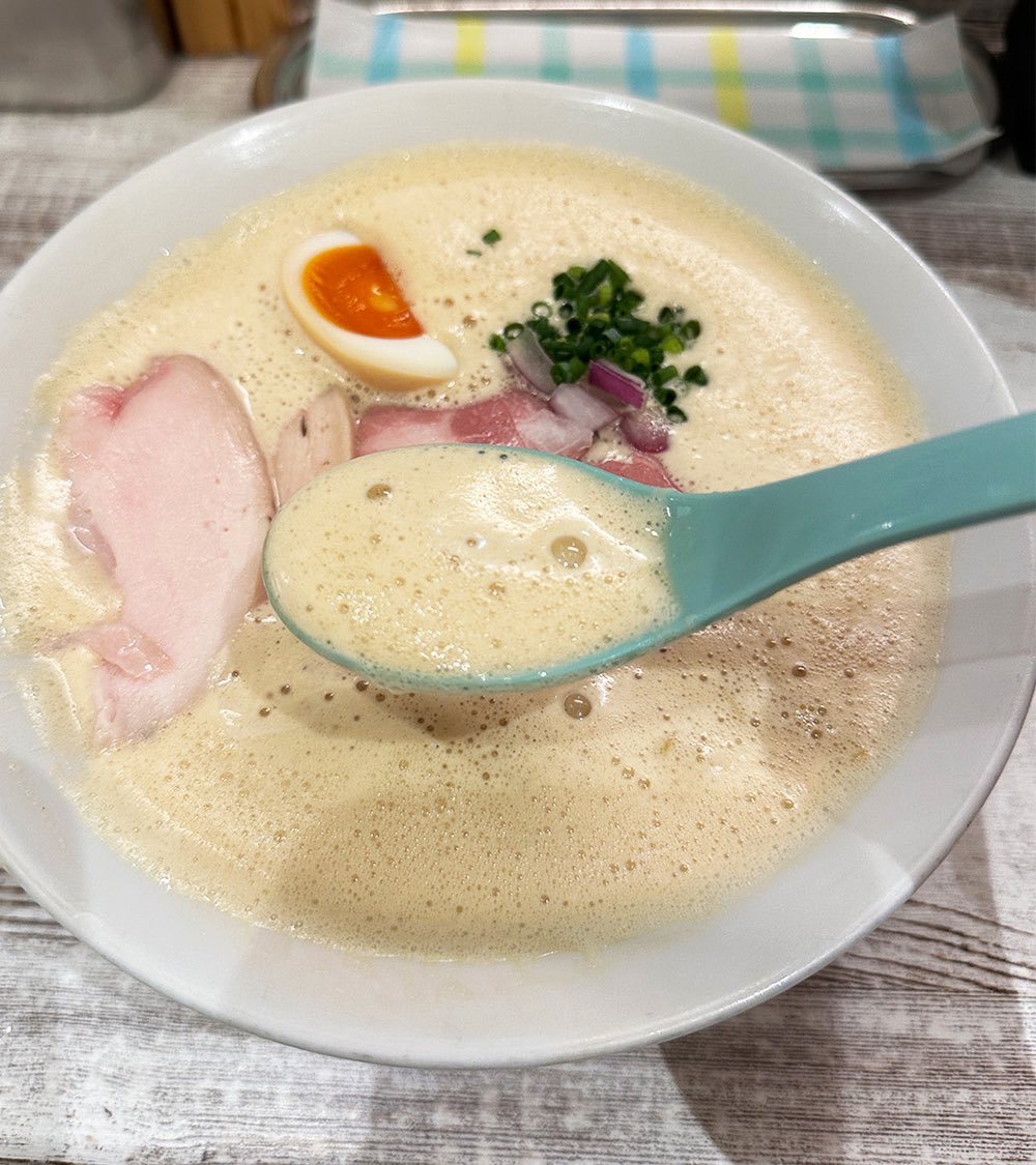 gourmetBazooka's tweet photo. ばりガチで美味い鶏白湯ラーメン
上新庄　ラーメン家　あかぎ https://t.co/lkQWooiNze