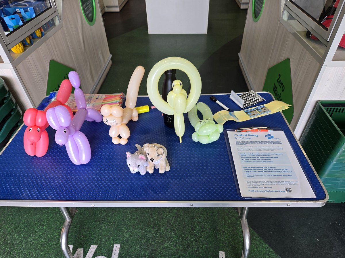 Atsu_91's tweet photo. With my local @PetsatHome store selling out of the @The_Blue_Cross 's Pet Food Donation bags for the Pet Food Bank event, I am trying my hands at Balloon animals!! https://t.co/3OeAQuWdic