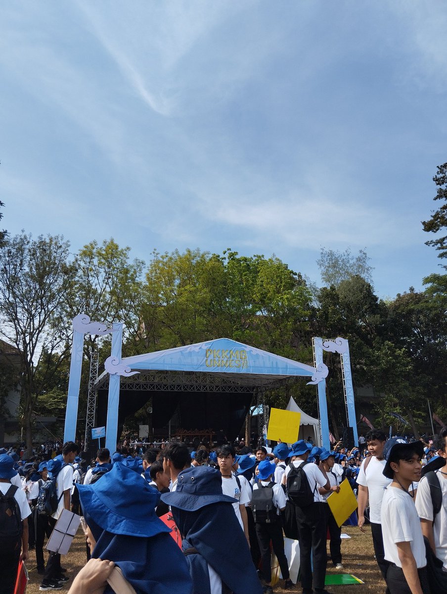 gandumanis's tweet photo. Hallo Mahesa! Saya Cinta Assafa, Jurusan Pendidikan Sosiologi dan Antropologi.

PKKMB UNNES 2024 seru bgt 💗 tp sayang day 2 gak banyak dokumentasi karna cepet bgt baliknya gak sempet liat GS nya

#JejakBarudiUNNES
#HariPertamadiUNNES
#PKKMBUNNES2024 https://t.co/WvbjUcWAZY