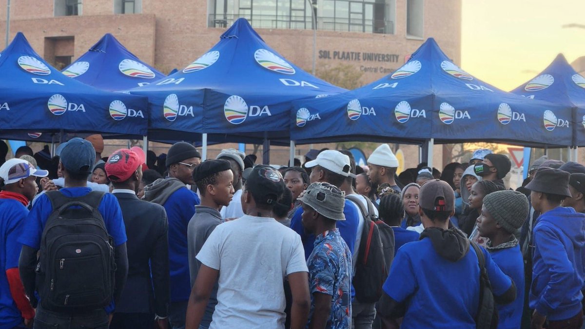 DA_NCape's tweet photo. DASO launched at Sol Plaatje University in #Kimberley  with a big crowd of students eager to join.

👨🏾‍🎓Harold McGluwa, Provincial Leader, addressed the young people at the event while DASO Federal Leader, Liam Jacobs, also joined up virtually.

#NoStudentLeftBehind
#DASO https://t.co/M8l6fXNBIp