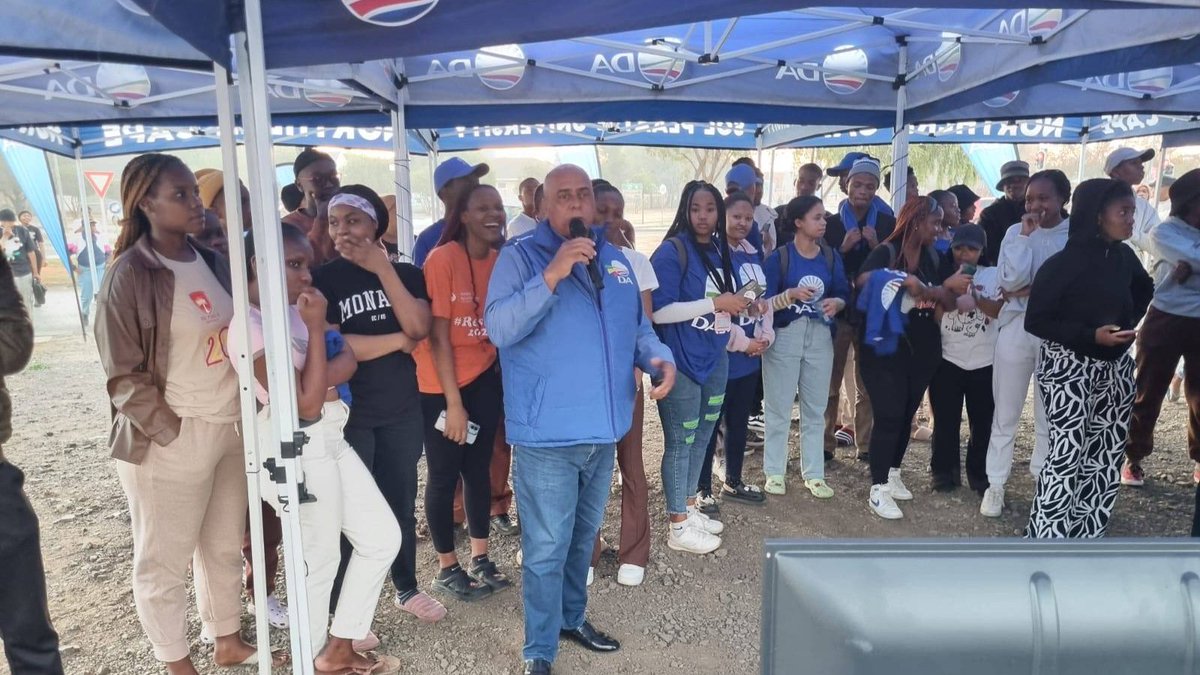 DA_NCape's tweet photo. DASO launched at Sol Plaatje University in #Kimberley  with a big crowd of students eager to join.

👨🏾‍🎓Harold McGluwa, Provincial Leader, addressed the young people at the event while DASO Federal Leader, Liam Jacobs, also joined up virtually.

#NoStudentLeftBehind
#DASO https://t.co/M8l6fXNBIp