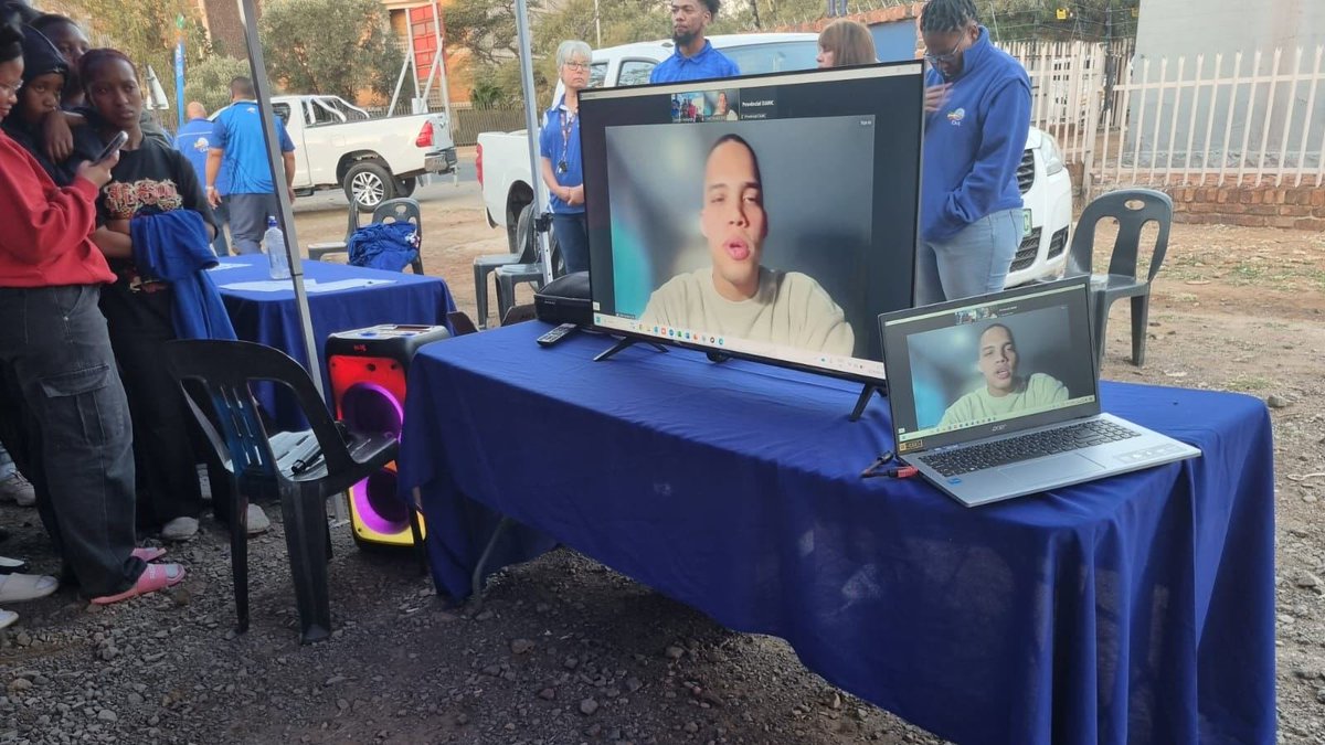 DA_NCape's tweet photo. DASO launched at Sol Plaatje University in #Kimberley  with a big crowd of students eager to join.

👨🏾‍🎓Harold McGluwa, Provincial Leader, addressed the young people at the event while DASO Federal Leader, Liam Jacobs, also joined up virtually.

#NoStudentLeftBehind
#DASO https://t.co/M8l6fXNBIp