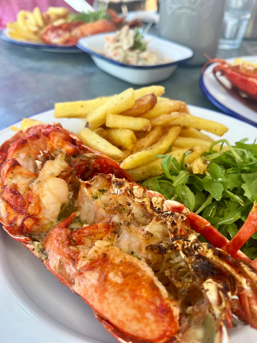 Nothing better than fish 🦞 &amp; chips by the sea with Chardonnay <a href="/HartenbergWine/">HartenbergWine</a> <a href="/AtaraxiaWines/">Ataraxia Wines</a> <a href="/WOSA_UK/">WinesofSouthAfricaUK</a> at <a href="/WhiteHorseBranc/">The White Horse</a> <a href="/Winbeebee/">Winnie Bowman, CWM</a> <a href="/AngelaLloyd1/">Angela Lloyd</a> #Norfolk