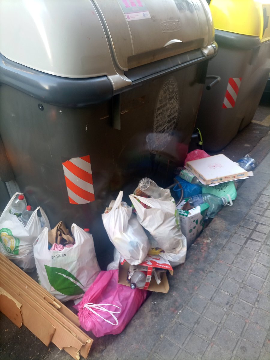 SilviaSB47's tweet photo. @Albiol_XG Hola @Albiol_XG , para cuando la solución a este problema de una persona que paga sus impuestos religiosamente y cada día tiene que aguantar la suciedad en la puerta de su casa @carmexete https://t.co/fIeBDIPIAo