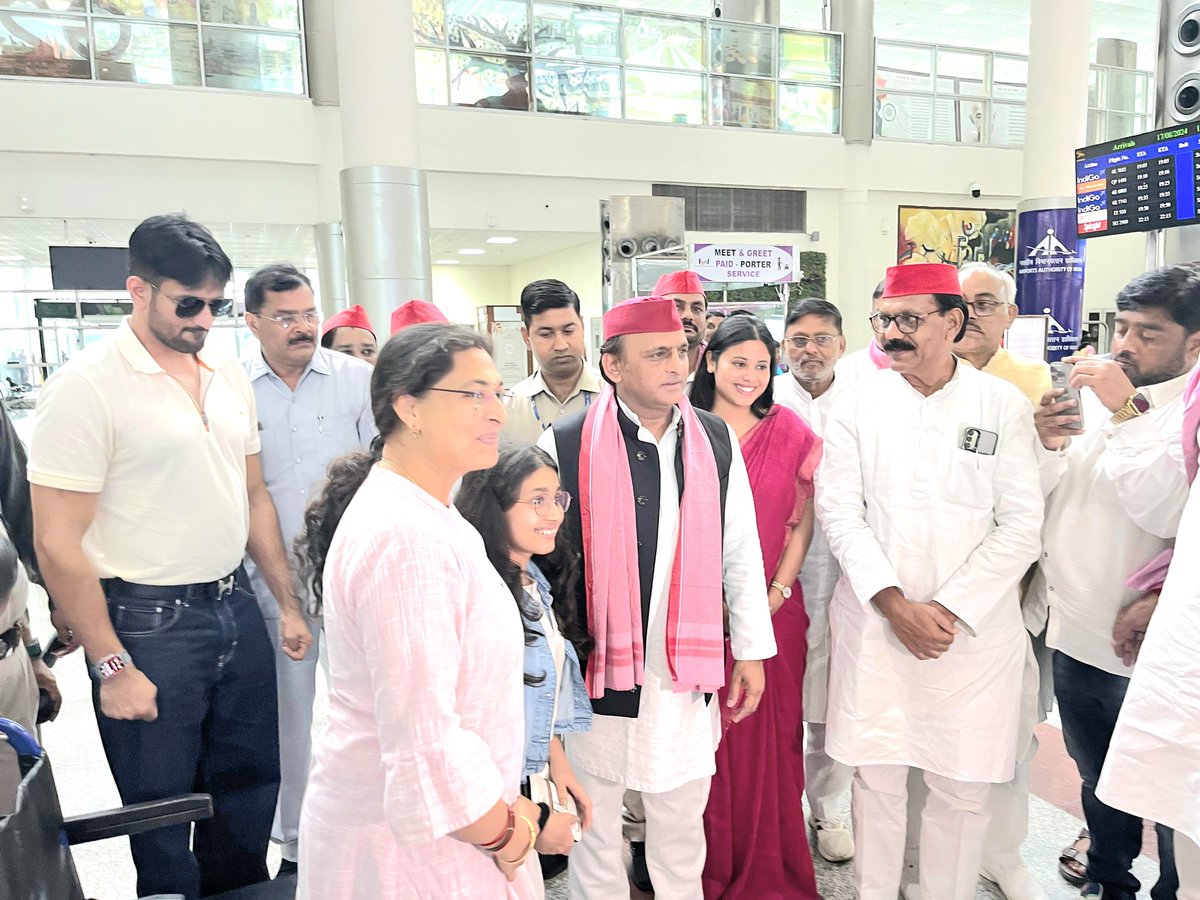 awadhnathpalsp's tweet photo. माननीय राष्ट्रीय अध्यक्ष अखिलेश यादव जी का वाराणसी एयरपोर्ट पर जोरदार स्वागत अभिनंदन किया गया, साथ सांसद प्रिया सरोज, विधायक ,पूर्व सांसद तूफानी सरोज जी ,लालबीहारी यादव  MLC। https://t.co/L10UJklKgK