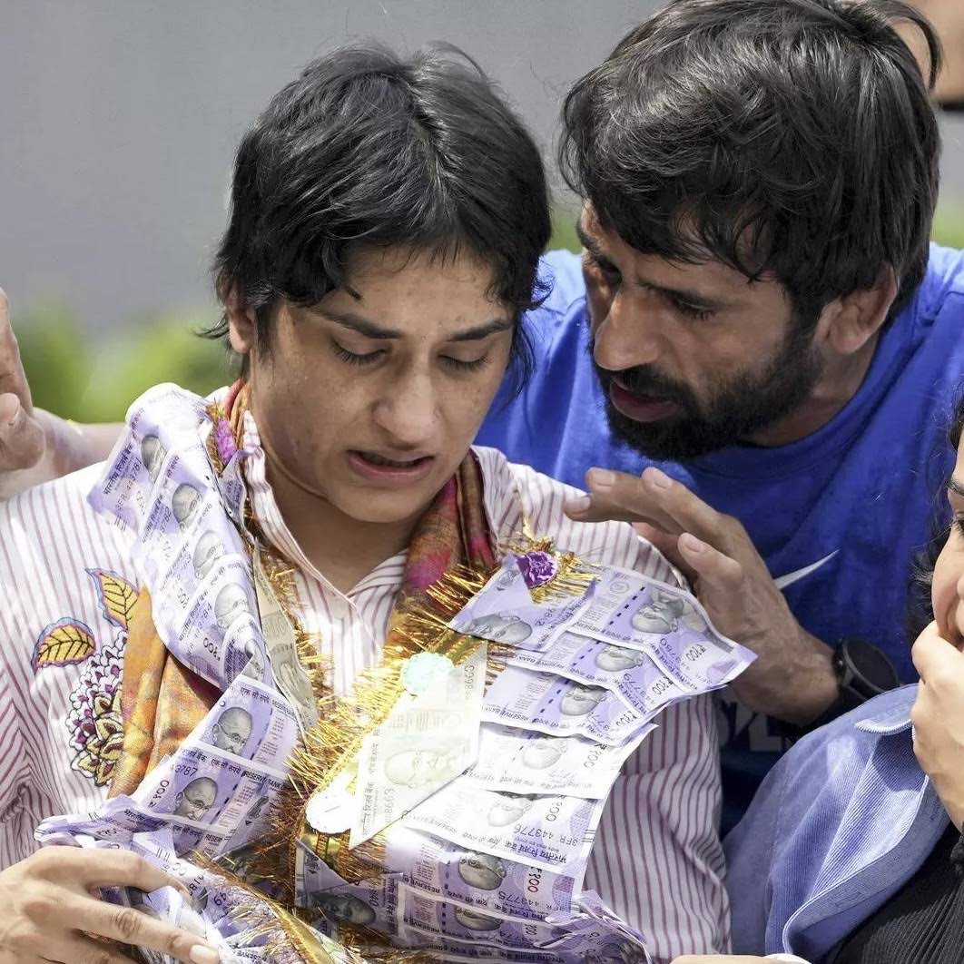 adityaranjan108's tweet photo. कई बार गिरा फिर भी खड़ा हूँ मैं
 कई बार टूटकर फिर जुड़ा हूँ मैं...
मेरी हार मेरे जख्म मत देखो 
देखो तो ये कि कितना लड़ा हूँ मैं... ❤
#VineshPhogat
#वेलकम_विनेश https://t.co/m5IaPQOsR9