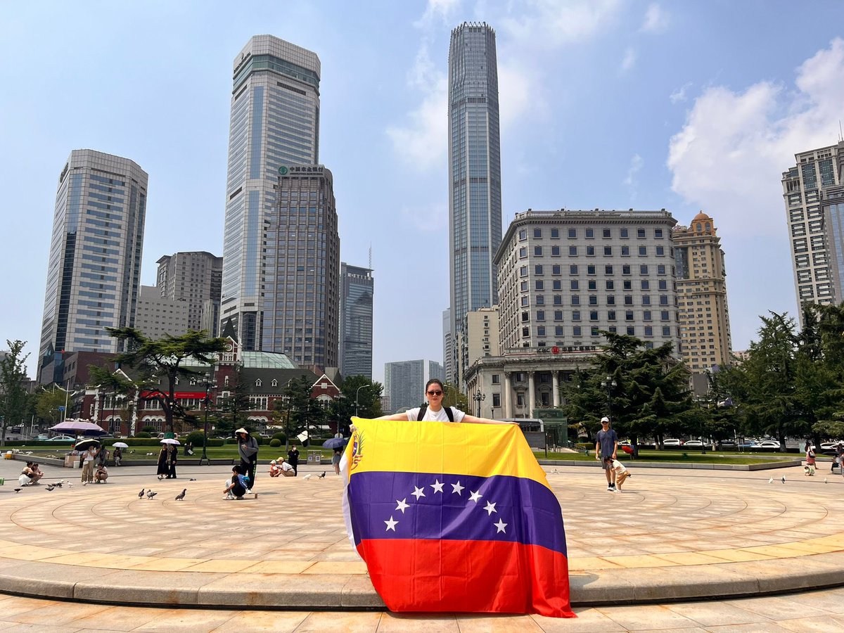 ConVzlaComando's tweet photo. ¡Ella también salió en Dalian, China! 🇨🇳 

Donde hay un venezolano, hay un ciudadano que exige libertad y respeto a la verdad. 

El 28J #GanóVzla y el mundo lo sabe. 

#YoSalíPorVzla https://t.co/nERTpta9v2