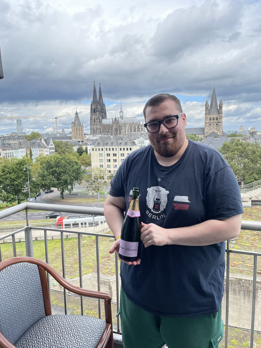 FabianGarnatz's tweet photo. Guten Morgen aus der Suite, der Champagner wird gerade mit @annabanana_tv @CedricOberli und @JasticX geleert😂 https://t.co/77tX6e8Syw
