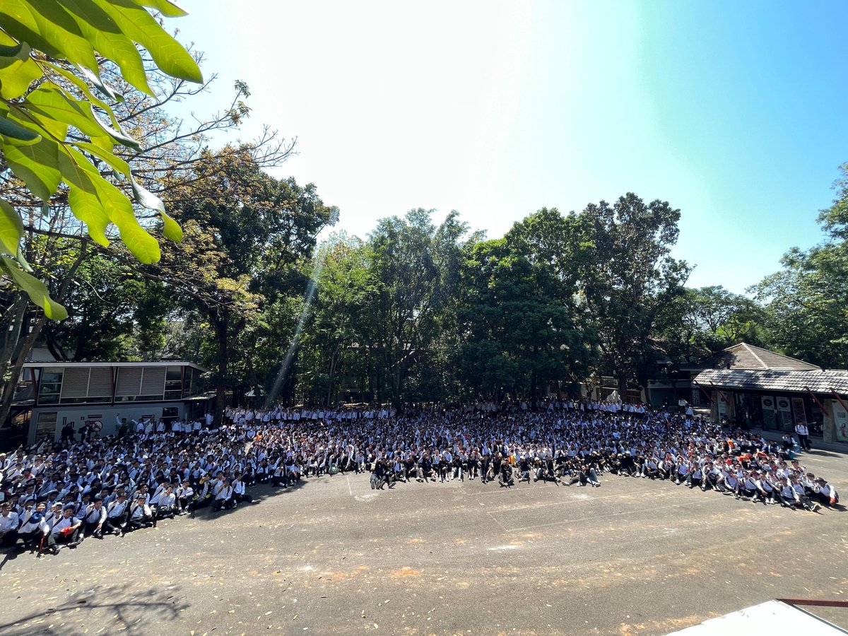ummah_146's tweet photo. Hallo Mahesa! Saya Rohmatul Ummah, Jurusan Teknik Kimia.

Momen yang saya tunggu-tunggu akhirnya tiba. PKKMB UNNES 2024 merupakan momen yang paling bersejarah dalam hidup saya, momen yang seru dan tidak bisa dilupakan❤️

#JejakBarudiUNNES
#HariPertamadiUNNES
#PKKMBUNNES2024 https://t.co/VFx8tWKgDW