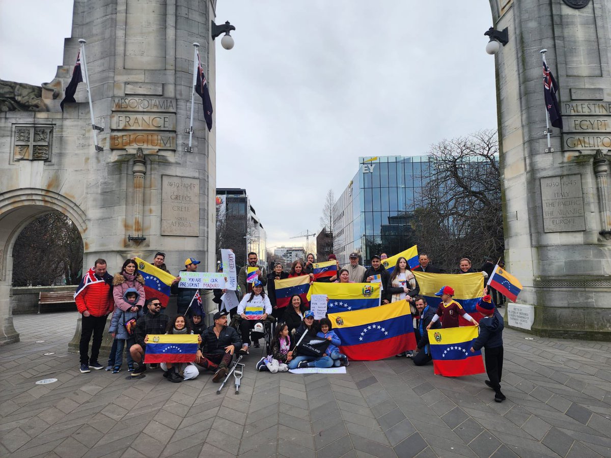 ConVzlaComando's tweet photo. #NuevaZelanda 🇳🇿 dio el ejemplo y arrancó la Gran Protesta Mundial por la Verdad. 

Ni la lluvia los detuvo y también dijeron #YoSalíPorVzla en Auckland y Christchurch. https://t.co/DdkBDUQqOO