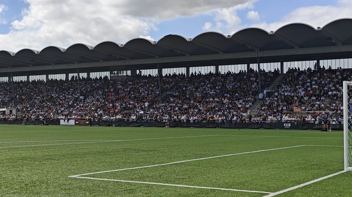 Vanløse Idrætspark fyldt til bristepunktet og <a href="/FCKobenhavnW/">F.C.København Women</a> spiller første hjemmekamp nogensinde. Helt magisk.