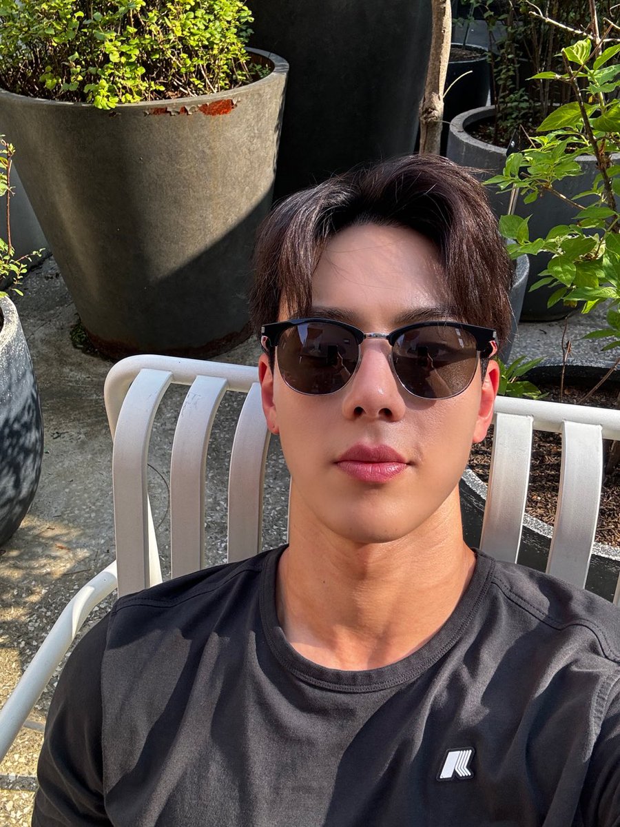 shownhyun's tweet photo. MONSTAX_SHOWNU

🐻 ㅎㅎㅎ During lunch, talk to Hyungwon, he forgot the password and he cant come to fancafe 

🐹 ㅋㅋㅋㅋㅋㅋㅋㅋYou upload a photo of yourself wearing sunglasses while sharing news about Hyungwon
🐹That's cool but cute at the same time

#셔누 #기현 #KIHYUN https://t.co/2VIPQAiYdA