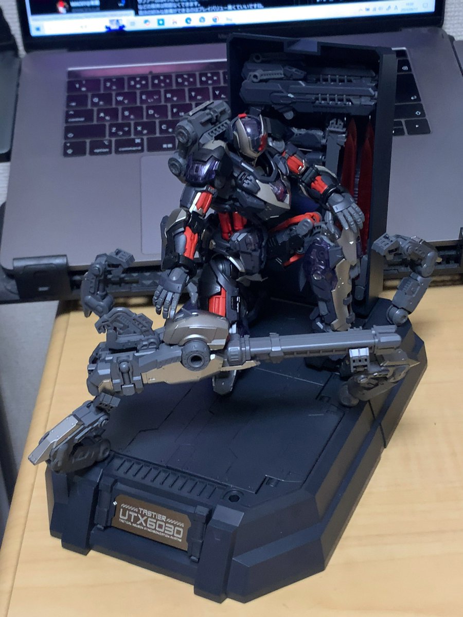 MACKYo1o8's tweet photo. 本体を組み立てる前に組み立てた初回特典のディスプレイと絡めてみた。
付属品は余剰となるパーツや初回特典のエフェクトパーツを除いて収納可能。
ペンダブル式の支柱は太い割には調整しやすく、保持力もあるので安定して本体を飾ることが可能。
#和模线
#HEMOXIAN
#超限零點
#OVERZERO https://t.co/BSEZDtIzAc