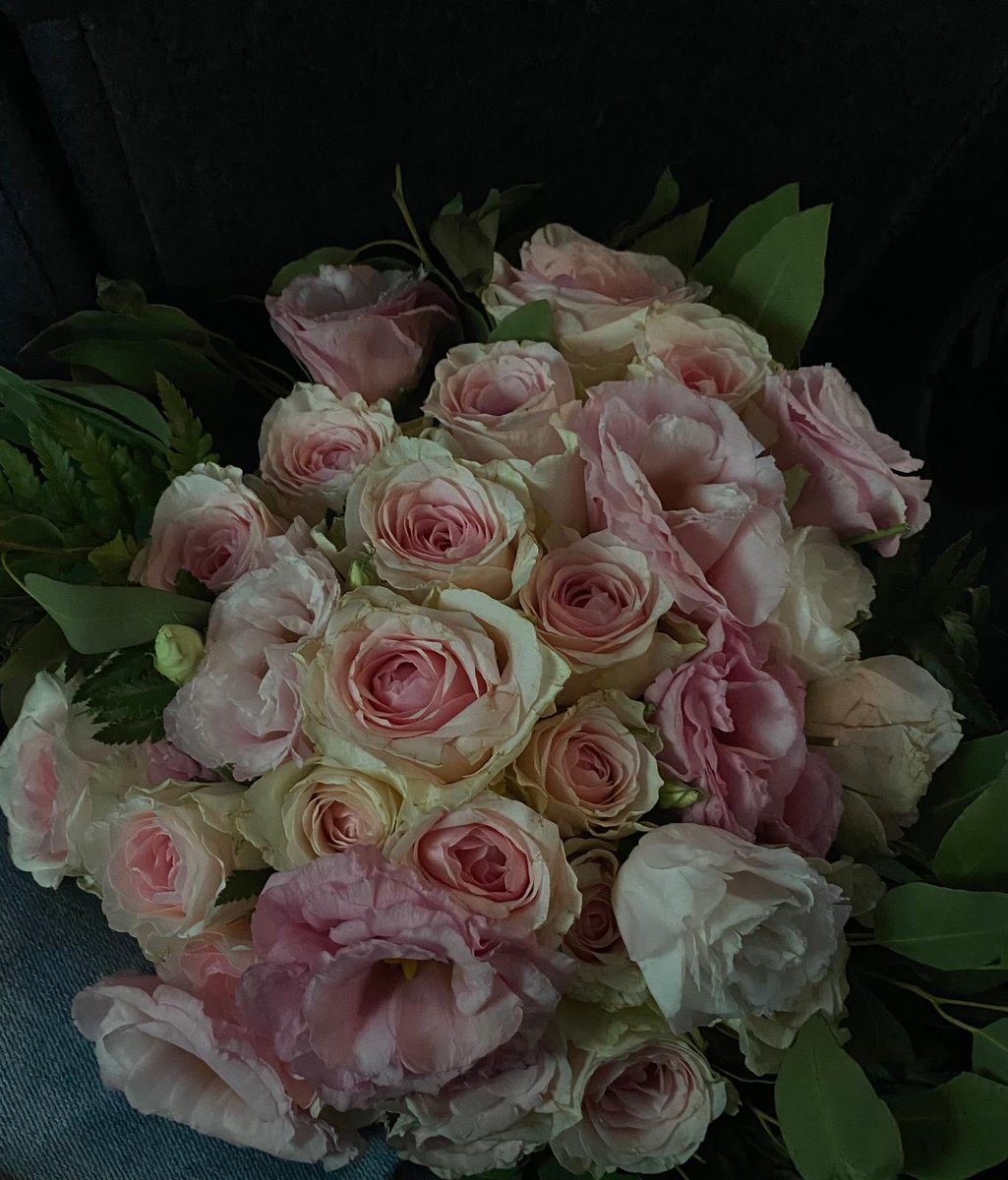 من كان يحلمُ بالسماءِ فإنني
في قلب إنسانٍ وجدتُ سمائي🖤.