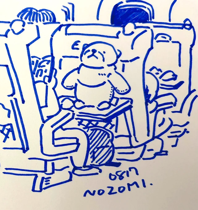 新幹線でカワウソのぬいぐるみを机に乗せるキッズ 