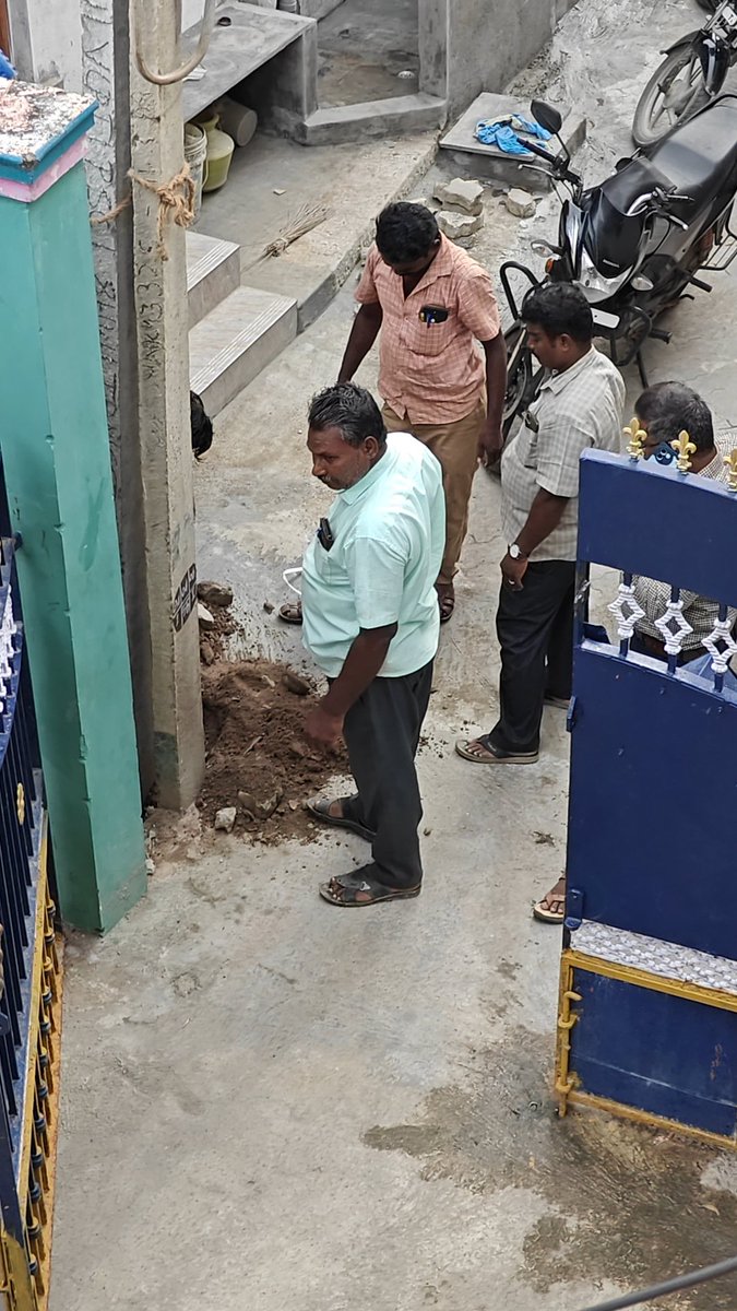 CreativHead's tweet photo. @TANGEDCO_Offcl @CMOTamilnadu @TThenarasu @RajeshLakhani69 The old pole was not removed they put some stone in the base and they removed rope from the tree. 2 house support rope broken. Instead of solving reported issue  TNEB staff started shouting at common people who live here. This is highly unacceptable . Safety clearance not met. https://t.co/WooWQPTWmx
