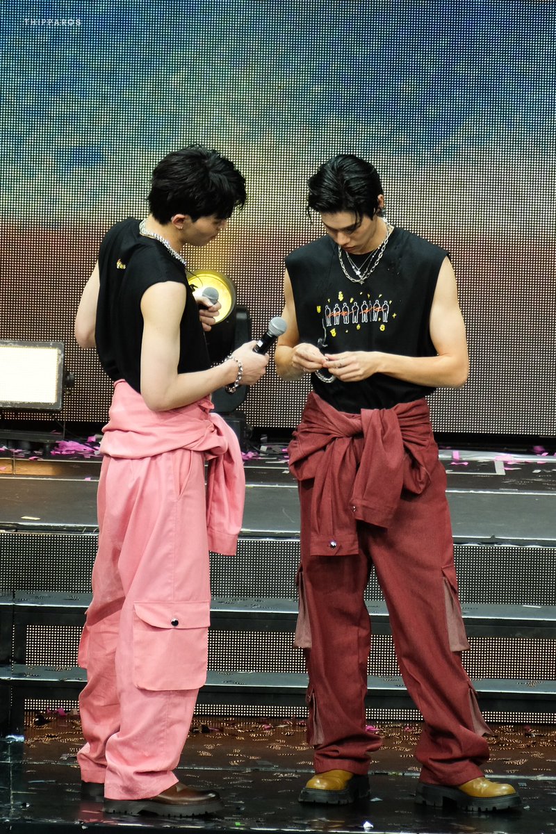 thipparosdtp's tweet photo. สร้อยข้อมือพี่ปอนด์หลุด ภูวินเลยมาช่วยใส่ให้ คอนวันที่ 2 ได้เห็นความพาร์ทเนอร์ที่คอยช่วยเหลือกันตลอดแบบไม่ต้องเอ่ยปากถามเลยอะ 🧡🤍

PondPhuwin WeAreFanconD2

#phuwintang  #ppnaravit  
#PondPhuwin #ปอนด์ภูวินทร์
#WeAreForeverFanconD2 https://t.co/NtxGk8kcXx