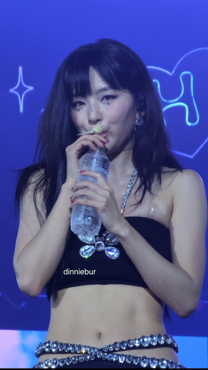 dinniebur's tweet photo. 240817   💦💦💦 BKK day1
#Seulgi #슬기 @RVsmtown 
#RedVelvet_FANCON_TOUR_inBKK https://t.co/VrJQDFZ0Uc