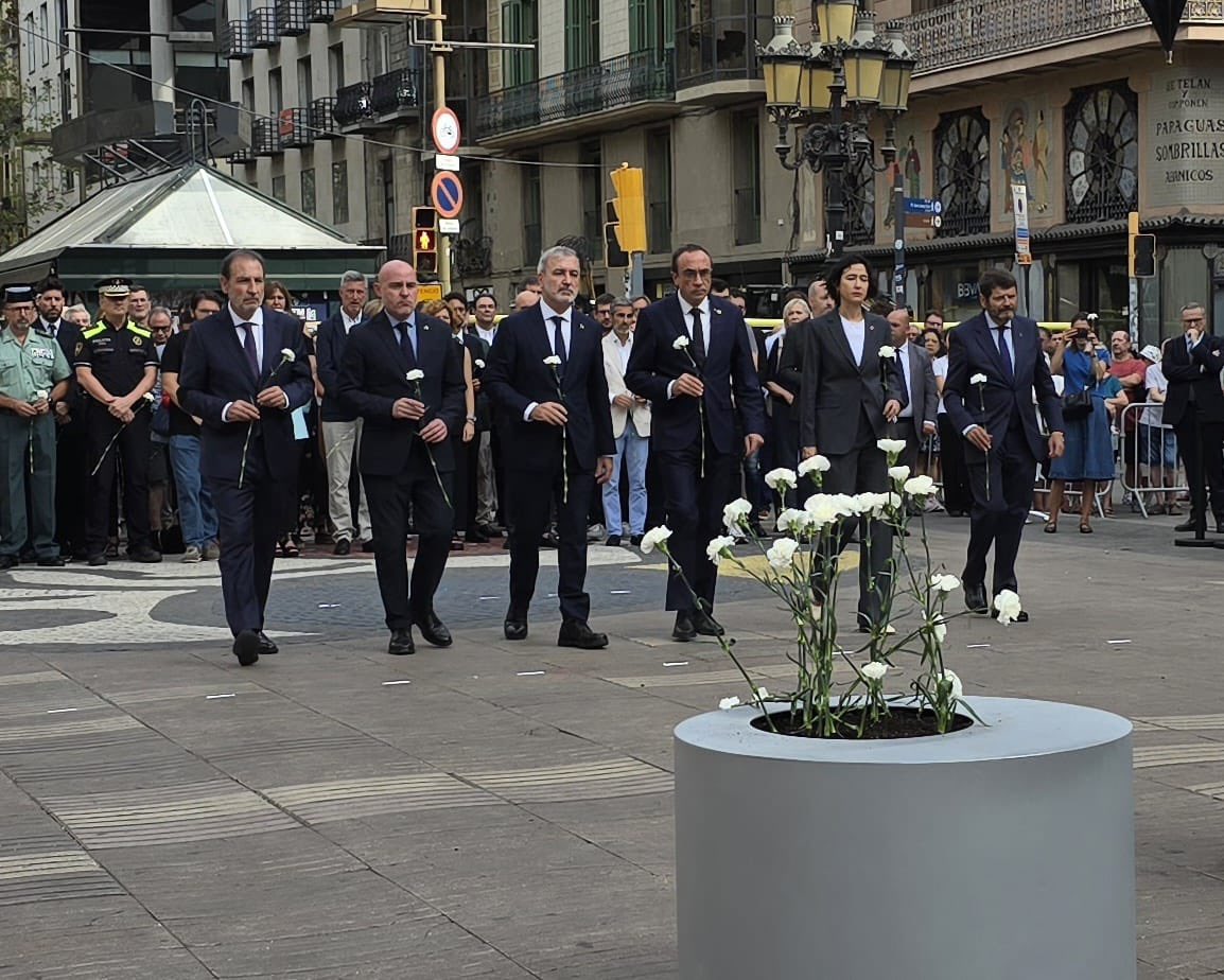 Passats set anys dels atemptats de Barcelona i Cambrils, honorem la memòria de les víctimes, expressem el nostre escalf als seus familiars i amics i manifestem el rebuig més absolut a la barbàrie.  #17A