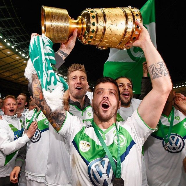 LoanWatchWob's tweet photo. 📰 Als es bei Koulierakis um die Frage ging, ob Frankfurt oder Wolfsburg, soll Ex-VfLer Vieirinha ihm zu einem Wechsel nach Niedersachsen geraten haben. 🐐🐺
#WOB | #WAZ | #WOBTransfer https://t.co/sw0bRMmaOh