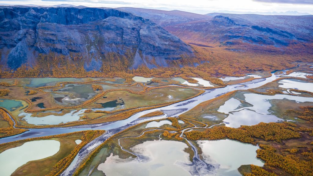 Dunya724's tweet photo. Günün Fotoğrafı 📸 View from Skierfe mountain in autumn, Jokkmokk, Lapland, Sweden https://t.co/yjyXlQQDku