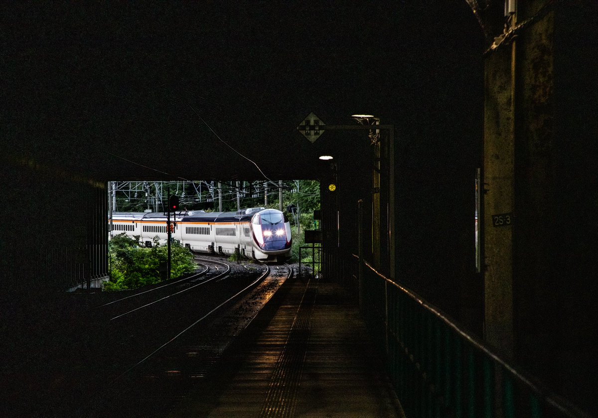 板谷駅は新幹線が通過する山の中の駅です。
万が一熊が出てきても、護ってくれるモノはありません。