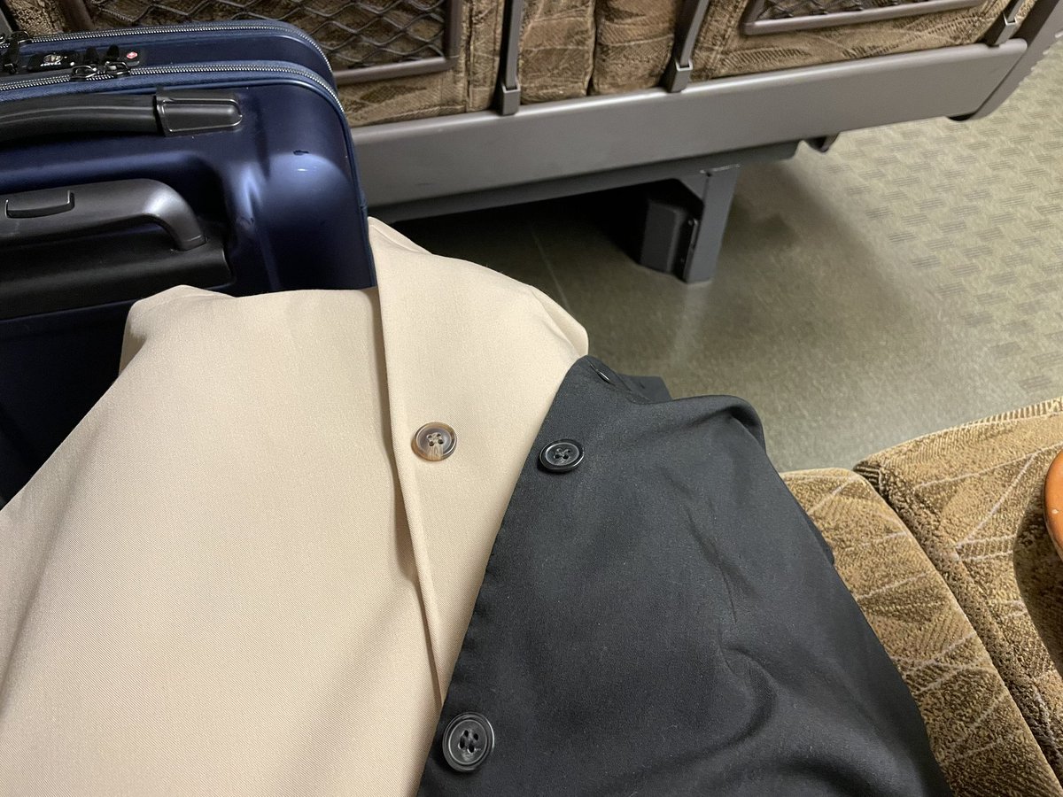 YoRHa_18B's tweet photo. 初新幹線🚄
新幹線の座席って結構広いんや�� https://t.co/fszAFC7Lrh