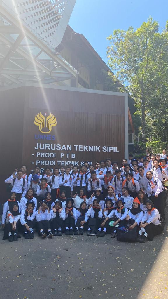 TimmyTama's tweet photo. Hallo Mahesa! Saya M. Dilatama Putra Imani, Jurusan Teknik Sipil.
Perjalanan dalam PKKMB Unnes 2024 tidaklah mudah. Namun, banyak hal menyenangkan juga seperti bertemu teman baru, konser seru, dll. Terimakasih UNNES!!!
#JejakBarudiUNNES
#HariPertamadiUNNES
#PKKMBUNNES2024 https://t.co/AydNhgn7tF