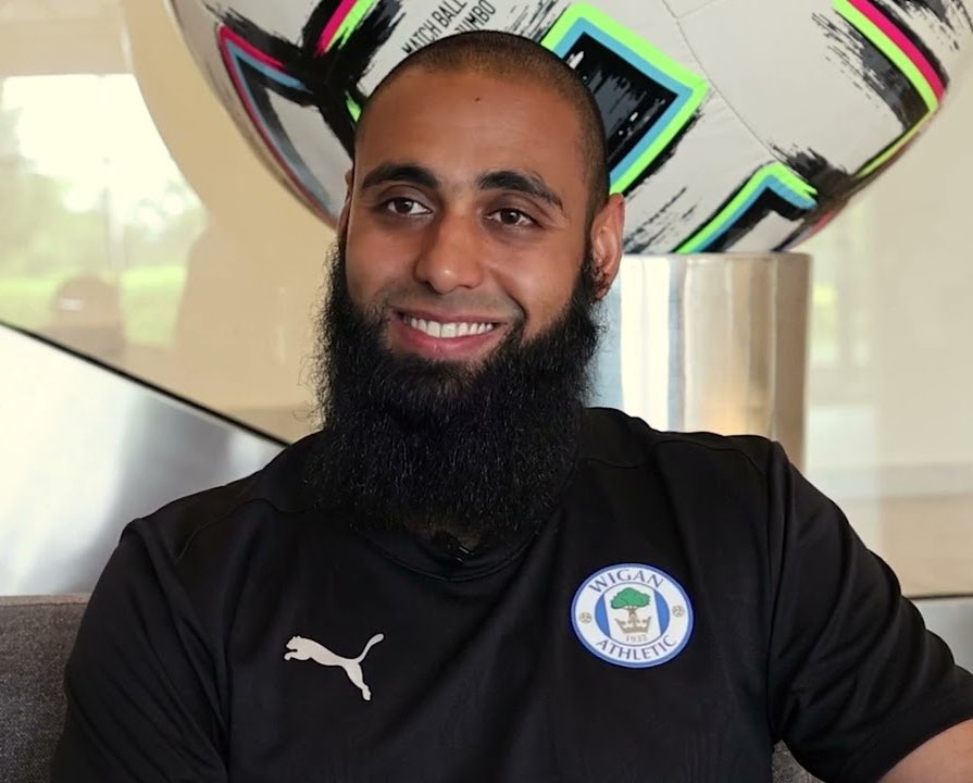 Wigan Athletic’in yeni yardımcı antrenörü Shadab Iftikhar, dünya futbolundaki en acayip hikayelerden birine sahip. Zira bu adam, Football Manager oyunu tutkusu sayesinde Samoa ve Moğolistan liglerinden Belçika milli takımına kadar dünyanın en zorlu futbol görevlerinde çalışmış.⬇️
