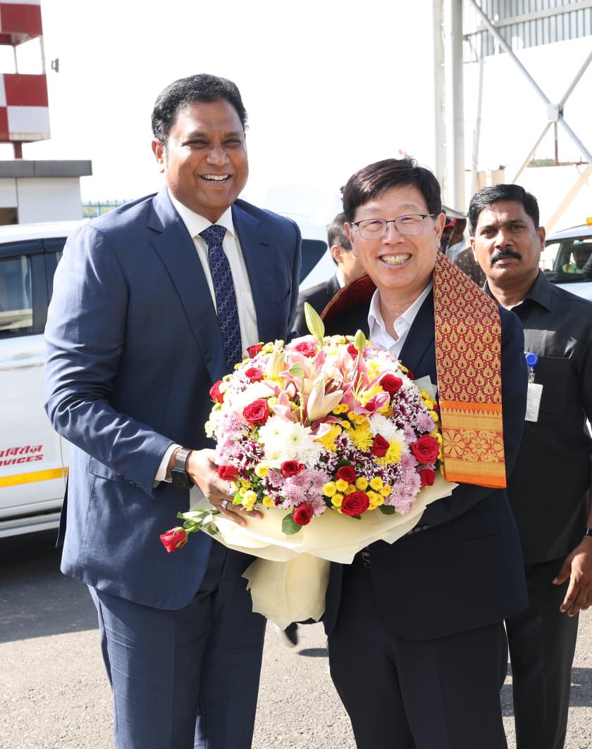 TNIndMinOffice's tweet photo. Honourable Minister for Industries Dr. @TRBRajaa received Foxconn Chairman Mr. Young Liu at Chennai airport, and the Honourable Minister is driving the Chairman to the inauguration of the Industrial Housing facility in Vallam Vadagal. 

#InvestInTN https://t.co/OLQd7l5qWU