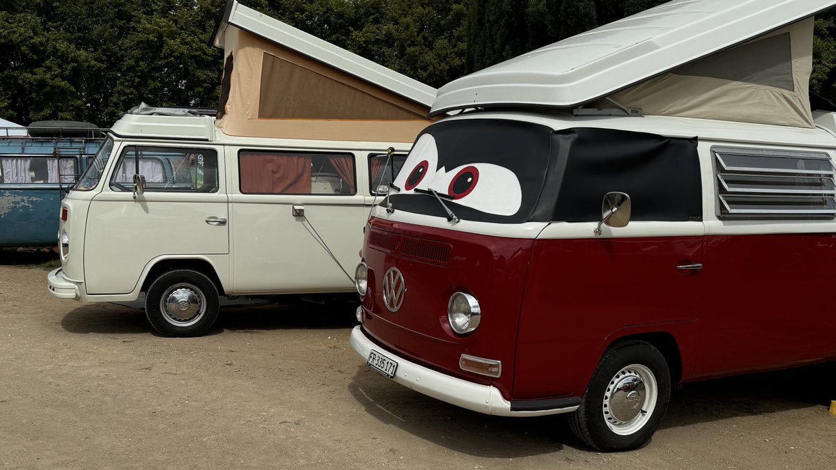 A_Dutremble's tweet photo. 🔵 Passage ce samedi au château de Sully pour le week-end d’animation «Rock &amp; Vintage» réalisé par le foyer rural.

Un bel accueil réservé par les saône-et-loiriens, bravo aux 120 bénévoles pour l’organisation de ce bel évènement. https://t.co/ZJy2JJXgfo