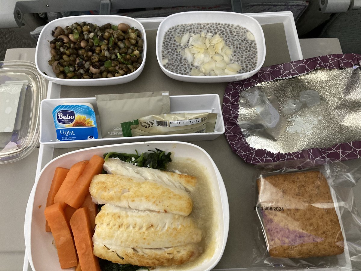 torachaboo414's tweet photo. 今回、エミレーツの機内食で
NLML(低乳糖のお食事)とってみた。
うん、味が薄い。
メインはスズキ。塩ふりかけて機内食食べるの初めて。
#機内食クラブ
#NLML
#Emirates https://t.co/OtZH8mDKjk