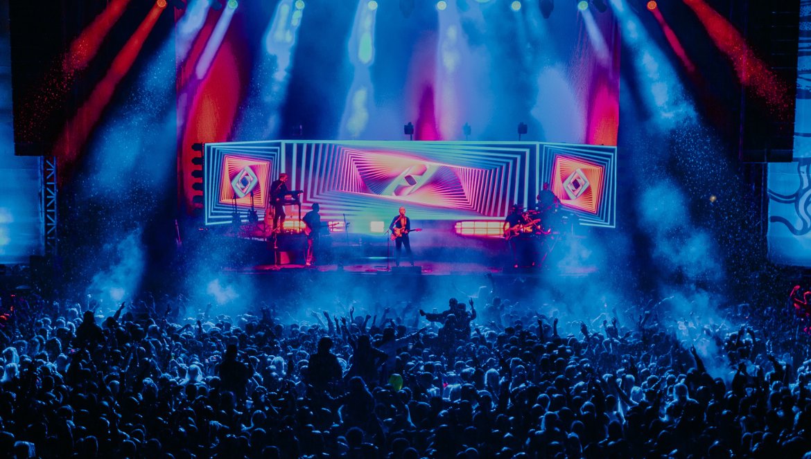 L'exitosa banda d'Irlanda del Nort, Two Door Cinema Club, aterra a Porta Ferrada amb ganes de fer-nos gaudir d'una nit inoblidable 🌟

Avui 17 d'Agost 📆  
Guíxols Arena - St. Feliu de Guíxols📍

20h Village
22h Concert
