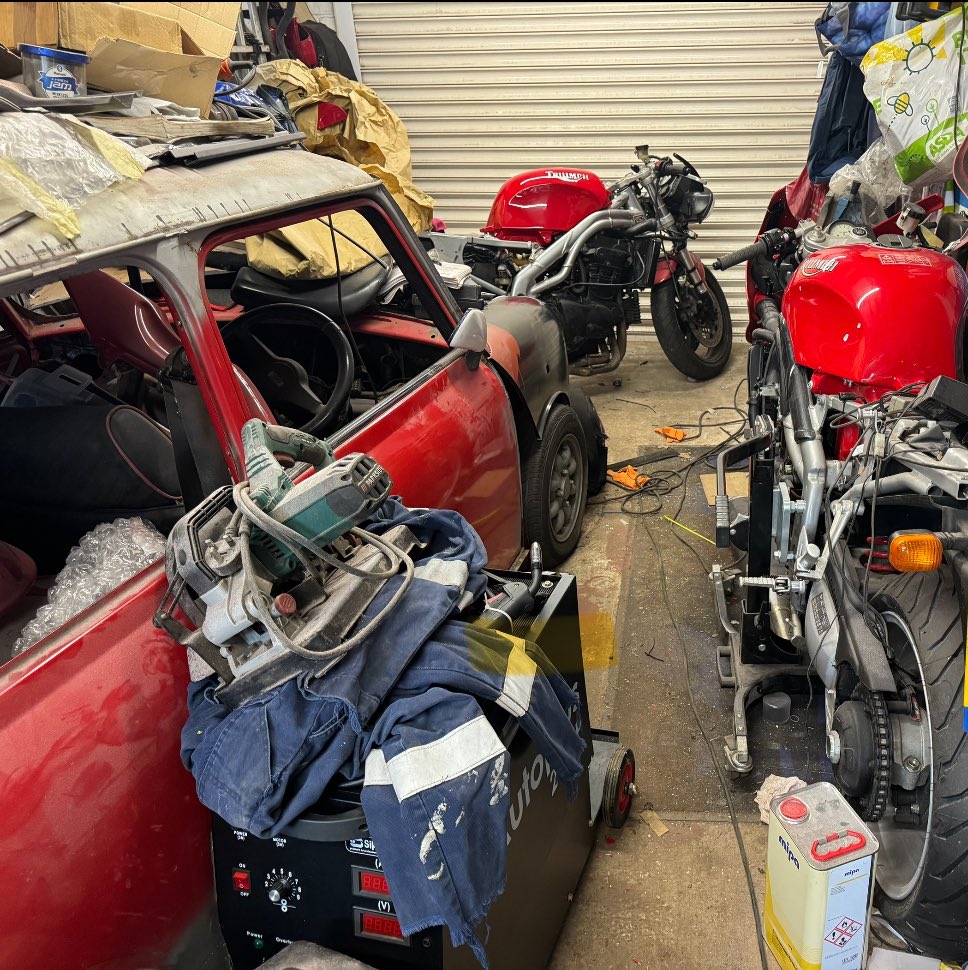 Exuptoy's tweet image. Can’t wait to get these old ladies back on the road so I can finish off my Fireblade Street Fighter.
#toomanyprojects 😂😂😂