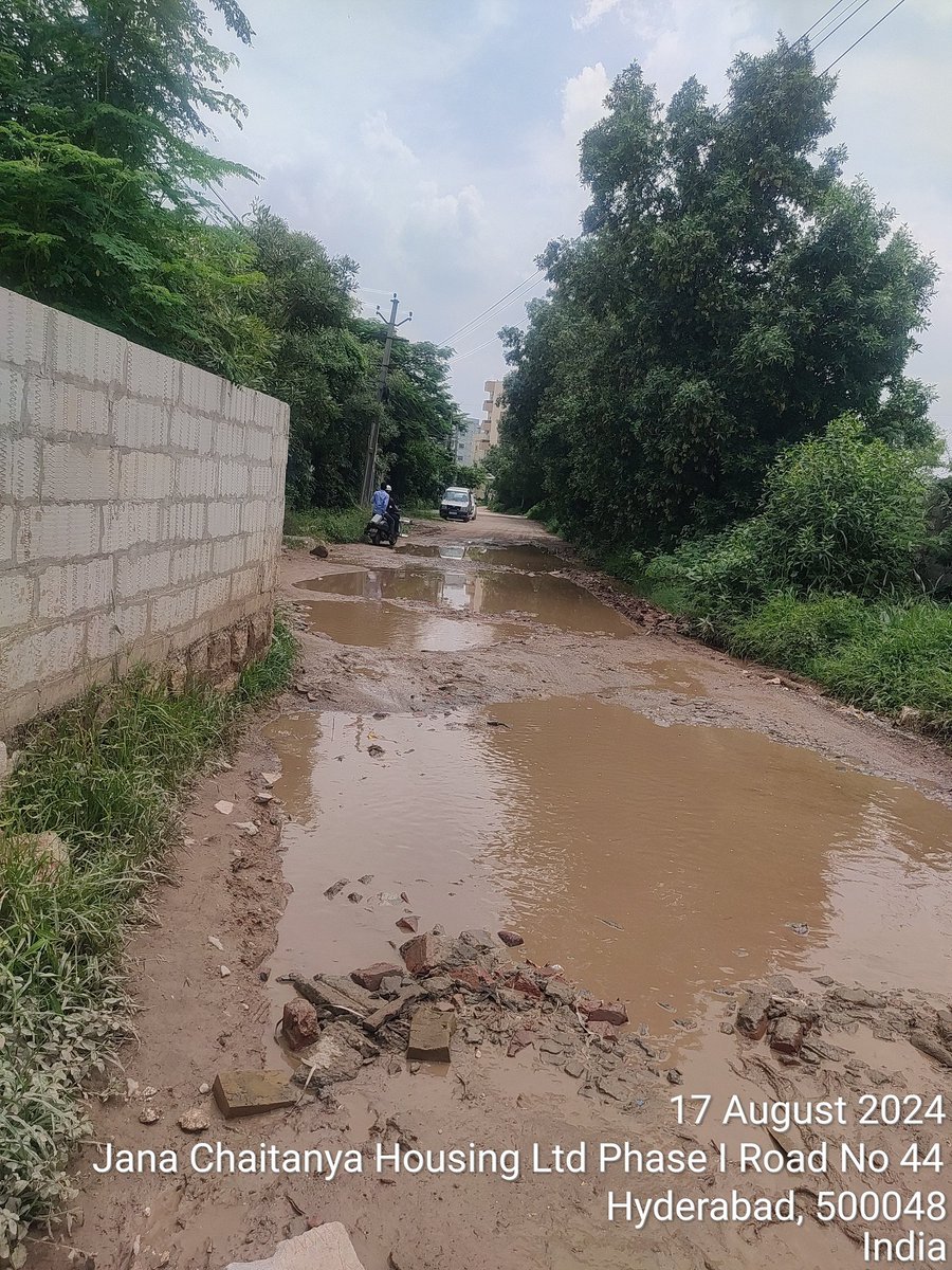 Citizen_TS's tweet photo. #teamghmc #hydraa #hdma #evdm
#rajendranagar
Hesitate to share, no response though shared earlier many times!
Laid road in middle blocking #musi river, u can witness how surroundings turned out!
#hyderabad @Director_EVDM @GHMCOnline @gadwalvijayainc @PrlsecyMAUD
@HiHyderabad https://t.co/Onni8ZSA53