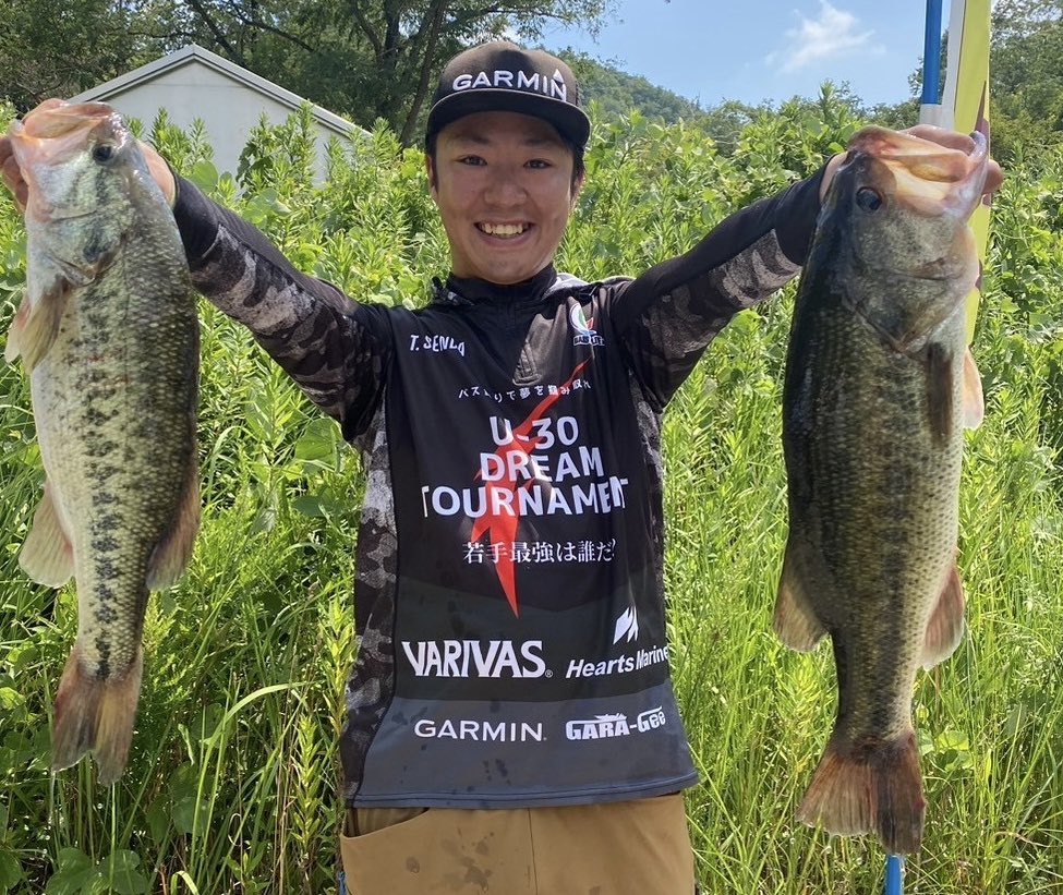 takaki_0706's tweet image. 先日、兵庫県青野ダムにて開催されたSFC lightsトーナメントでキャッチした2kgオーバーの水面バイト＆ライブスコープ映像です🎥

ライブスコープでバスを見つけてアプローチ→目視出来る場所まで引っ張る→あとはサイトで頑張るって感じです🤝

【ボートセッティング】
#force
#ECHOMAP Ultra 122sv…