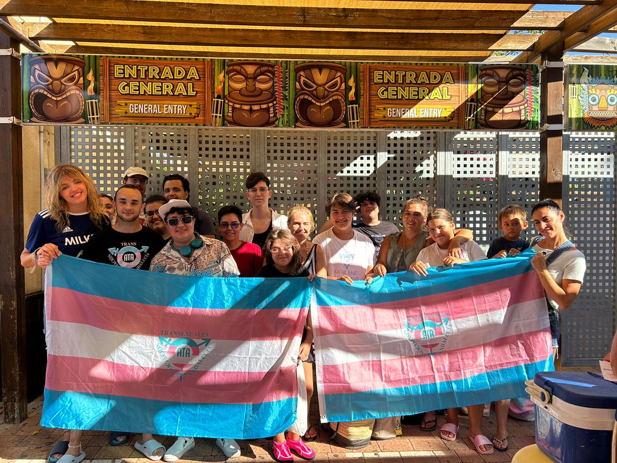 CambrolleMar's tweet photo. 🏖 Todes a la piscina !!! 
Desde @ATA_Trans hemos organizado un día de piscina donde disfrutar del baño, la convivencia, los juegos y el sol, en un espacio seguro entre iguales. 
#EmpoderamientoTrans #TransActividad #Ocio 
Te gustaría formar parte de nuestras actividades y quedadas? 
Contacta: asociacion@atandalucia.org o llámanos al 954 22 87 28!!