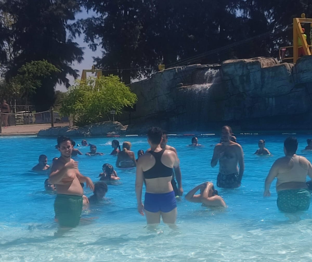 CambrolleMar's tweet photo. 🏖 Todes a la piscina !!! 
Desde @ATA_Trans hemos organizado un día de piscina donde disfrutar del baño, la convivencia, los juegos y el sol, en un espacio seguro entre iguales. 
#EmpoderamientoTrans #TransActividad #Ocio 
Te gustaría formar parte de nuestras actividades y quedadas? 
Contacta: asociacion@atandalucia.org o llámanos al 954 22 87 28!!