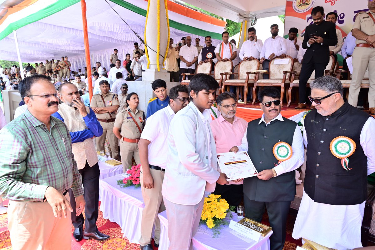 MinorityMysuru's tweet photo. Award Given to Minority Students in Banimantapa Parede Ground on 15 August 2024 who more percentage secured in SSLC and PUC 2023-24 https://t.co/cBAnl8Px4Y