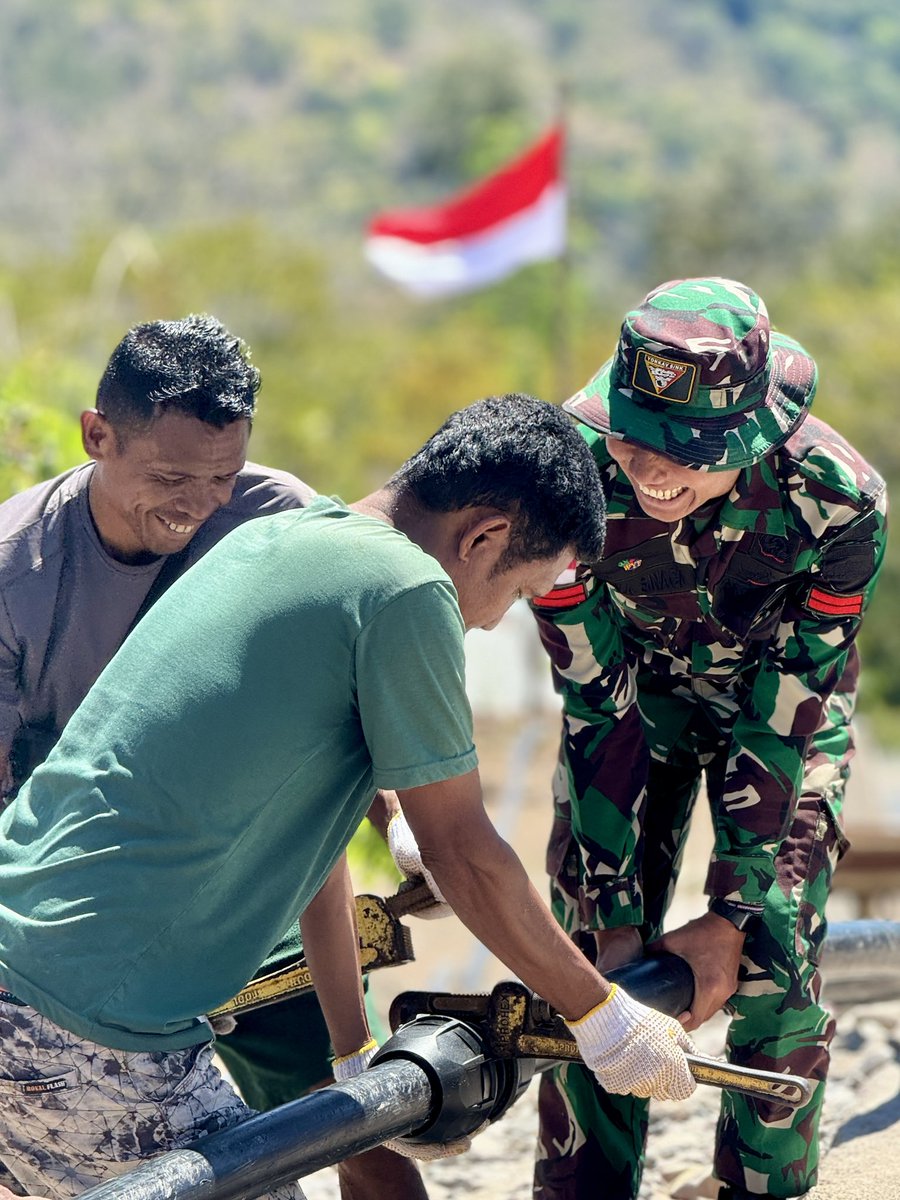 leo_edw's tweet image. Merdeka!!! 🇮🇩🇮🇩🇮🇩

Satu minggu di Desa Tasinifu, Kec. Mutis, Kab. Timor Tengah Utara, NTT yang penuh semangat dan haru. Desa ini masih belum dapat akses air bersih dan internet, padahal letaknya di daerah perbatasan, sedekat itu dengan Timor Leste, tapi inilah Indonesiaku