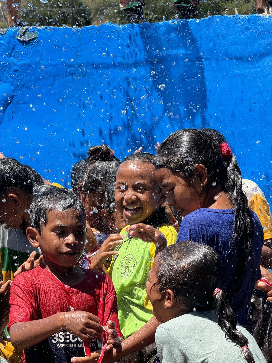 leo_edw's tweet image. Merdeka!!! 🇮🇩🇮🇩🇮🇩

Satu minggu di Desa Tasinifu, Kec. Mutis, Kab. Timor Tengah Utara, NTT yang penuh semangat dan haru. Desa ini masih belum dapat akses air bersih dan internet, padahal letaknya di daerah perbatasan, sedekat itu dengan Timor Leste, tapi inilah Indonesiaku