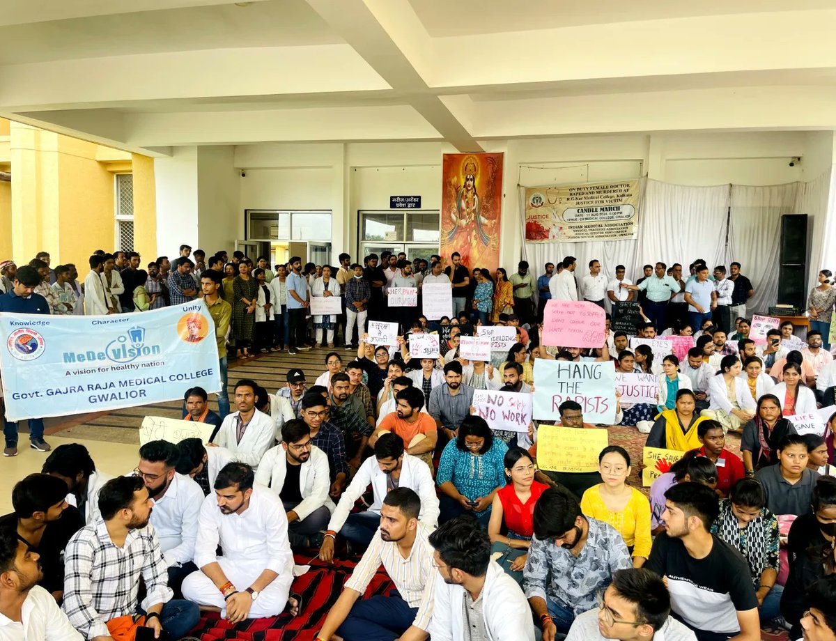 ABVPMB's tweet photo. पश्चिम बंगाल के कोलकाता में एक ट्रेनी महिला डॉक्टर के साथ हुए दुष्कर्म और जघन्य हत्या के विरोध में ग्वालियर महानगर के कार्यकर्ताओं ने प्रांत मंत्री श्री संदीप वैष्णव के नेतृत्व में प्रदर्शन किया और दोषियों को कठोरतम दंड देने की मांग की।

#JusticeForMoumita #ABVPForJustice | @Sandeep_vaishnv