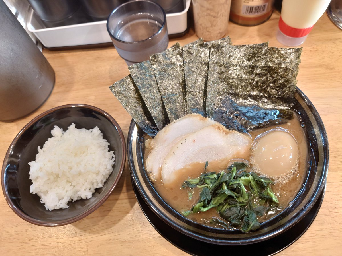 Hm8CLCWdaTesIt1's tweet photo. 夜は王道鈴家さん🎶

特乗せラーメン（ﾔﾜ）
小ライス

厚木家さん帰りのあの方とスタバでお話☕️
ラーメン行く予定ではなかったのですが、「鈴家さん行っちゃう?」になり鈴家さんへ🤭

今日も美味しかった〜🤩
ご馳走さまでした。また来ます🤗 https://t.co/ryqpRisGfY
