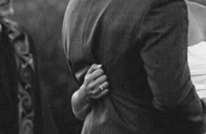 أريحي قبضة يدك فنحن الرجال لا نخون أبداً..
مااكدر اصدك 🧐🤔