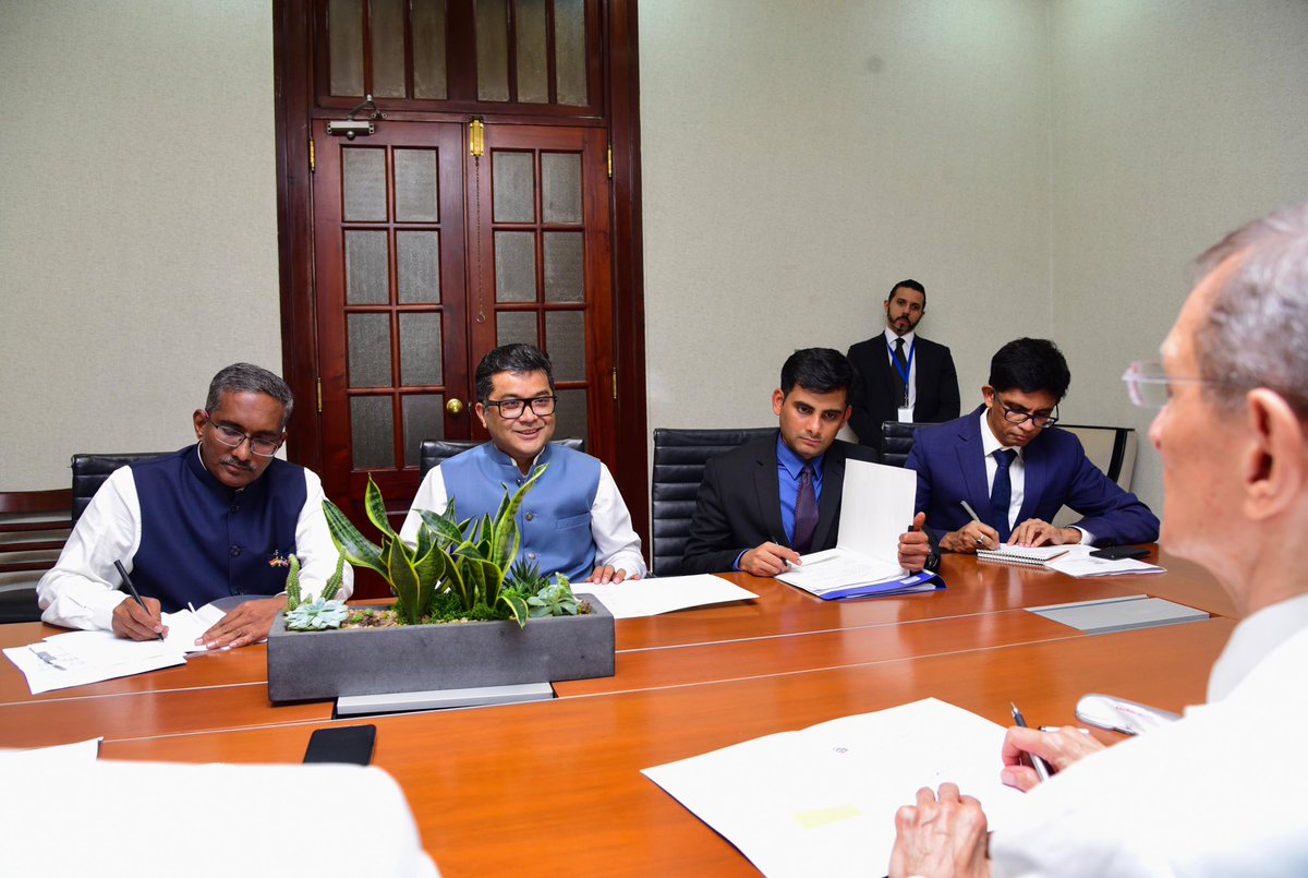 PmargheritaBJP's tweet photo. Met with the Foreign Minister of the Dominican Republic @RobalsdqAlvarez  and had in-depth discussions on diverse aspects of 🇮🇳 🇩🇴  ties.
I look forward to deeper relations between our countries.

@MEAIndia ⁦@MIREXRD⁩ https://t.co/eIsQUdSK2p